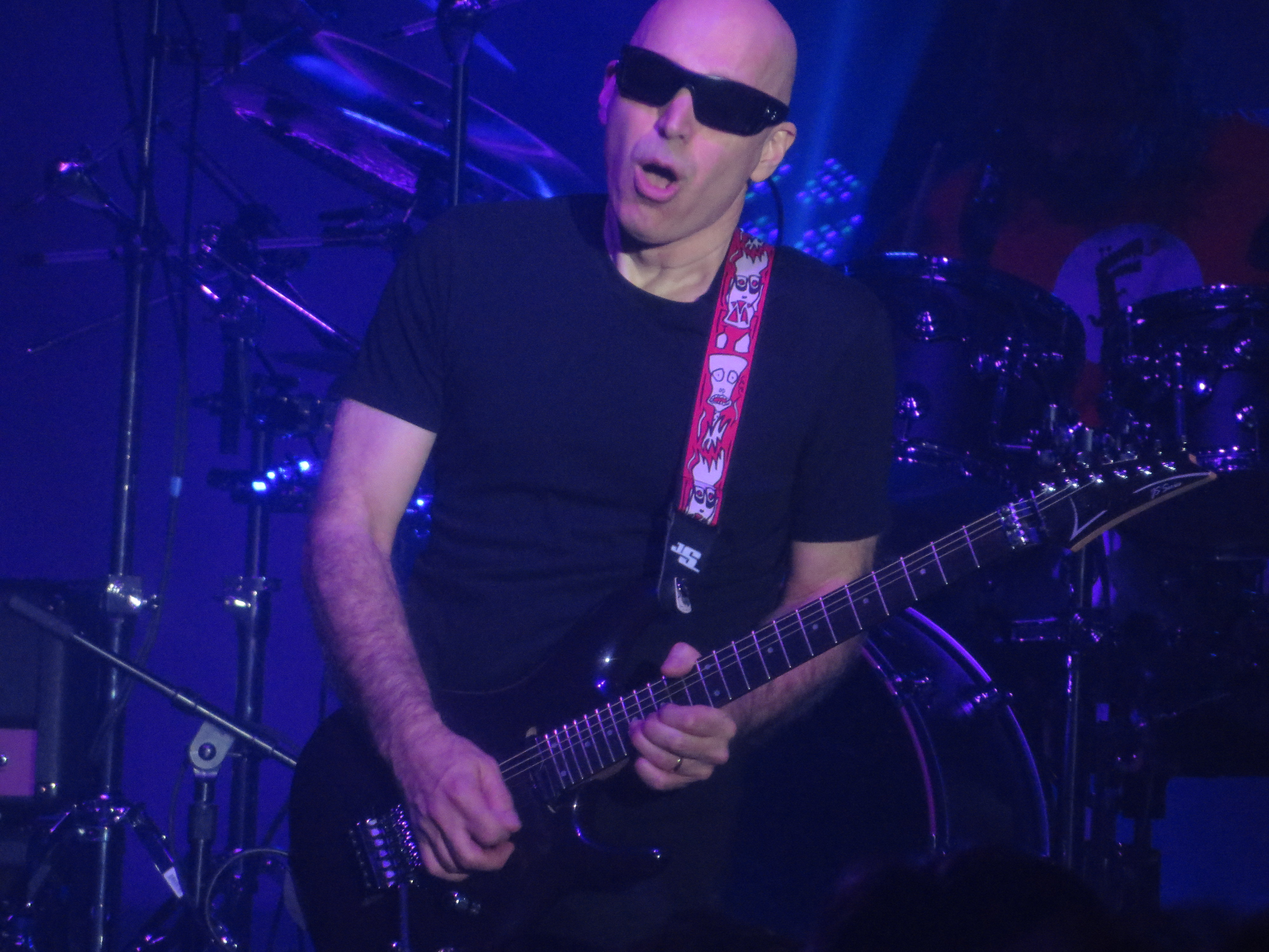 JoeSatriani2016-04-08DanforthMusicHallTorontoCanada (16).JPG